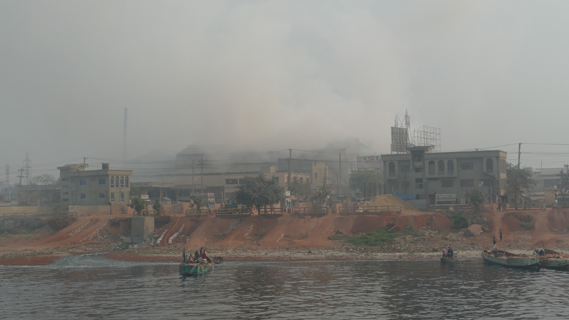 Pollution by a factory on the bank of the Buriganga near Dhaka | Photo by: Kritzolina / Wikimedia Commons